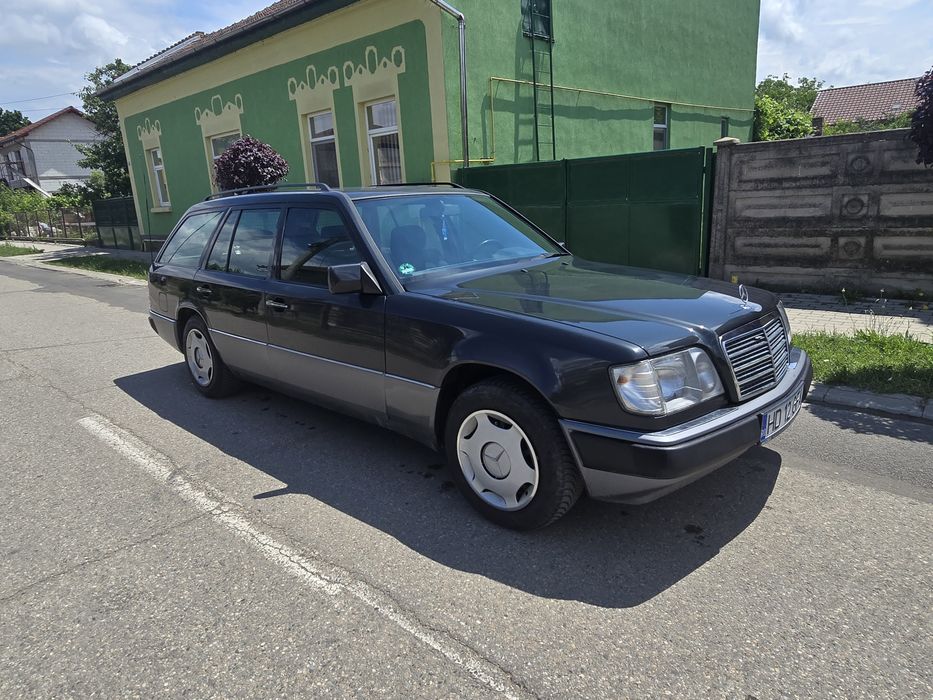 Mercedes E220 W124 T model retro