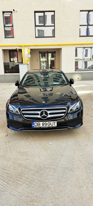 Mercedes-Benz E Mașina personala cu reviziile facute in reprezentanta.