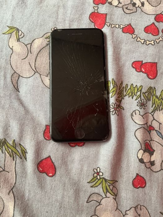 iPhone 11 și un iPhone 7