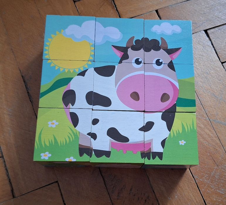 Puzzle colorat din lemn