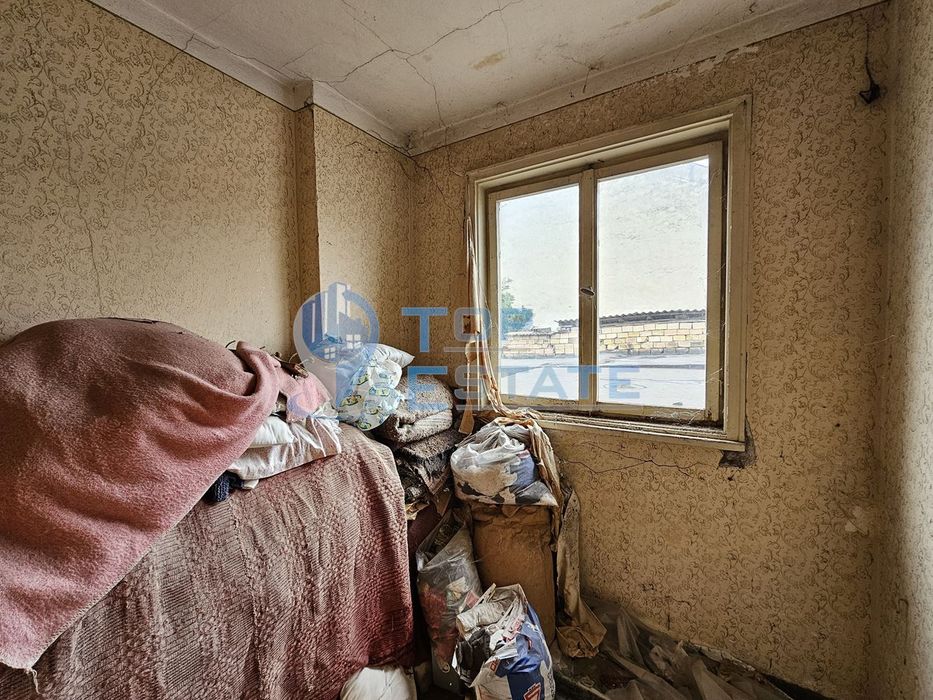 Двуетажна тухлена къща с два гаража и двор в гр. Полски Тръмбеш