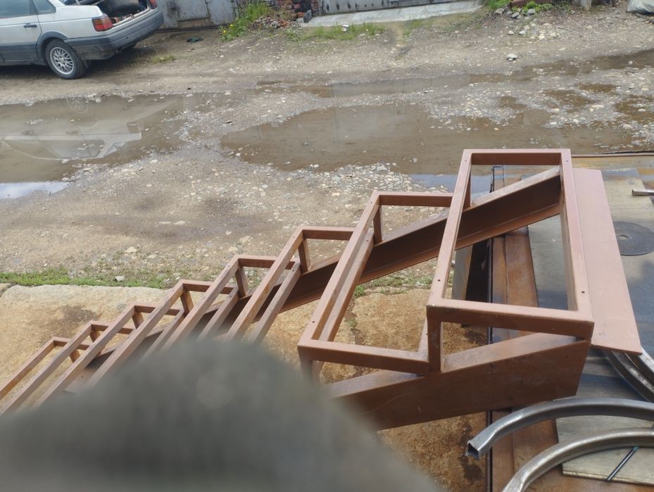 Продам лестничный марш  лестницу.