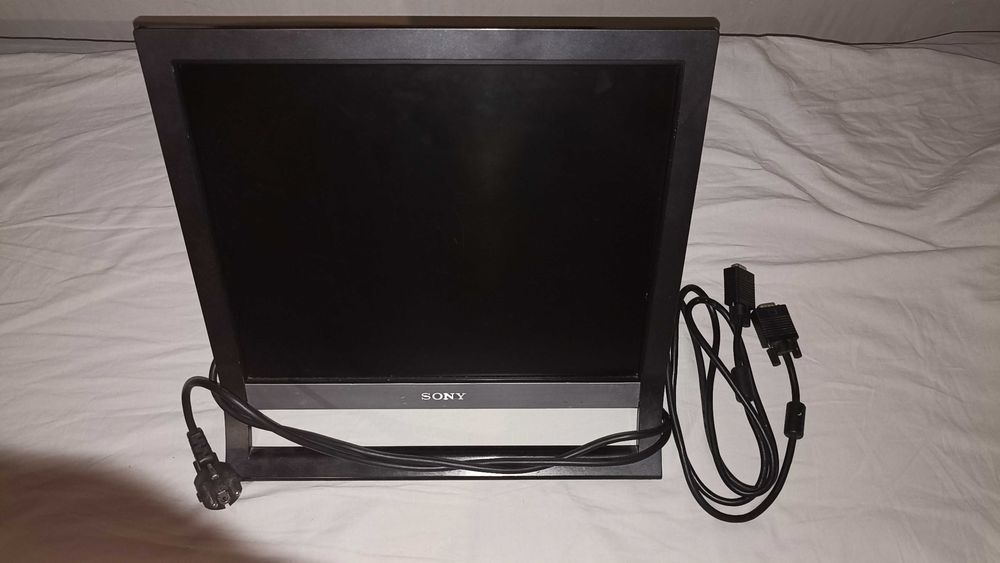 Продавам LCD монитор Sony SDM-HS75 17 инча