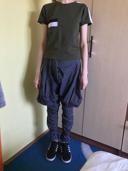 pantaloni gri bufanți