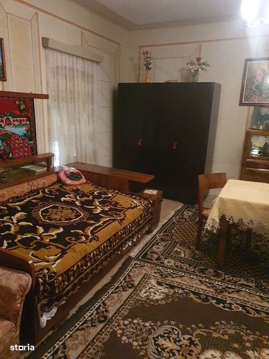 Casă de vânzare, 3 camere, curte mare, sura si grajd, teren 2600 mp