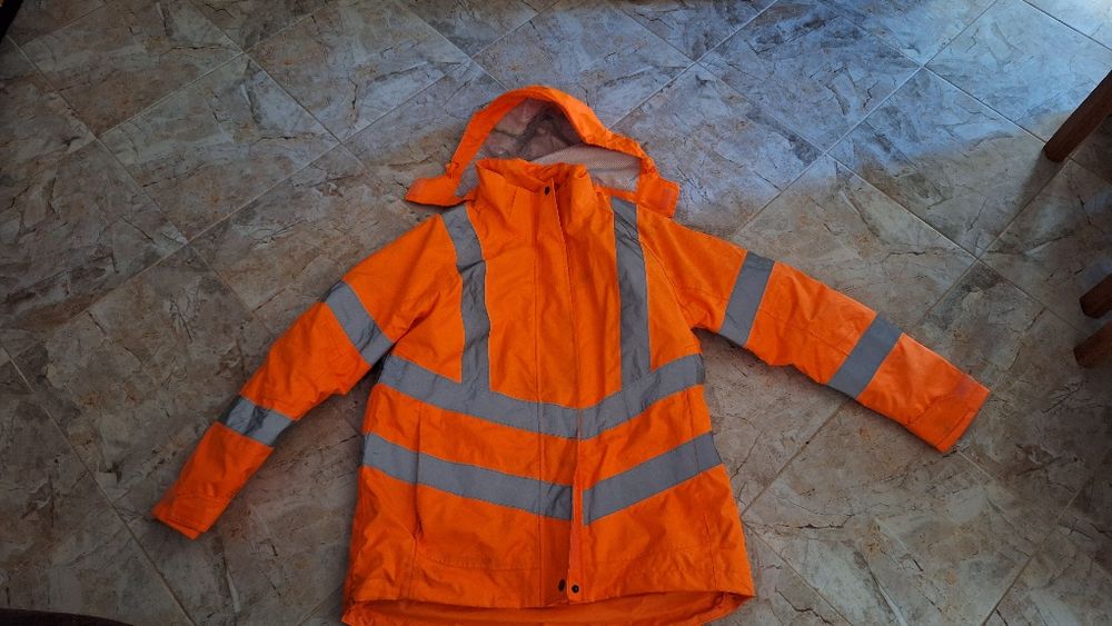 Geaca reflectorizanta rezistentă la ploaie