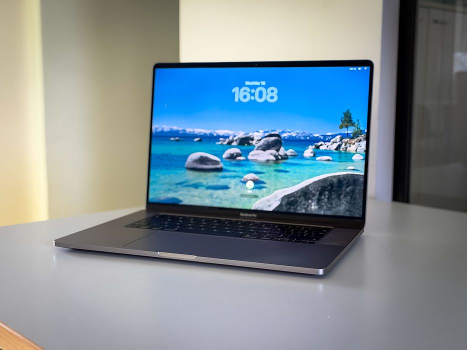  MacBook Pro 15" 2018 A1990, 2.6 GHz 6 Core i7, 32GB RAM, 500 GB SSD