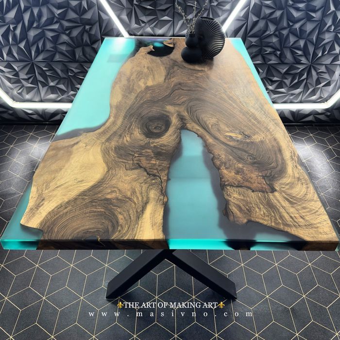 Трапезна маса от естествено дърво с епоксидна смола