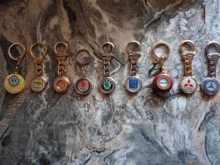 Продавам над 100 ключодържатели