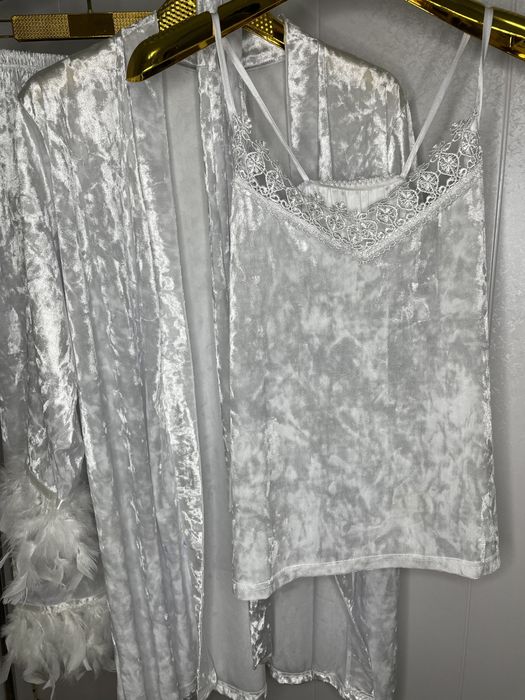 пижамы в наличии , черное и белое