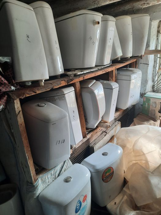 Продаются унитазы бачки и крышки от бочков