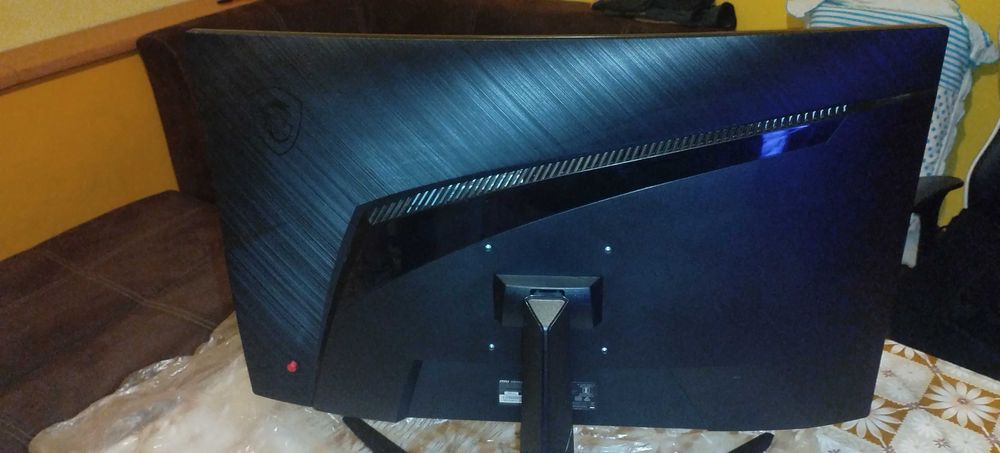 Продавам/бартер отличен гейминг монитор MSI OPTIX G27C5-165hz