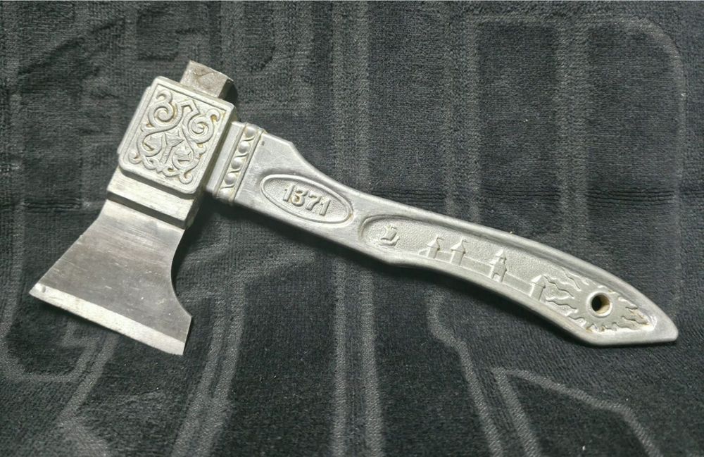 De vanzare, topor "vechi de colecție" anul 1371