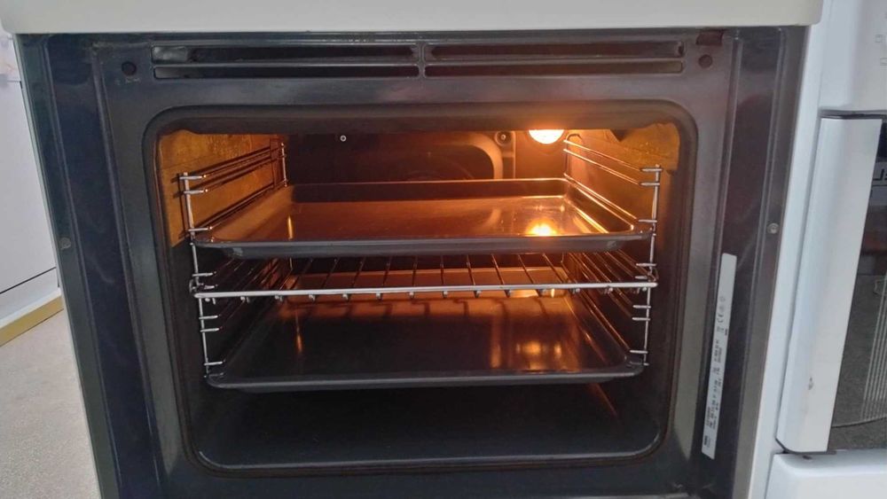 Готварска печка с керамичен плот Electrolux-Електролукс 74 л 60 см