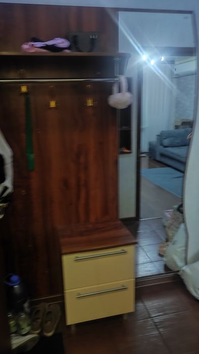 Продам прихожую с большим зеркалом