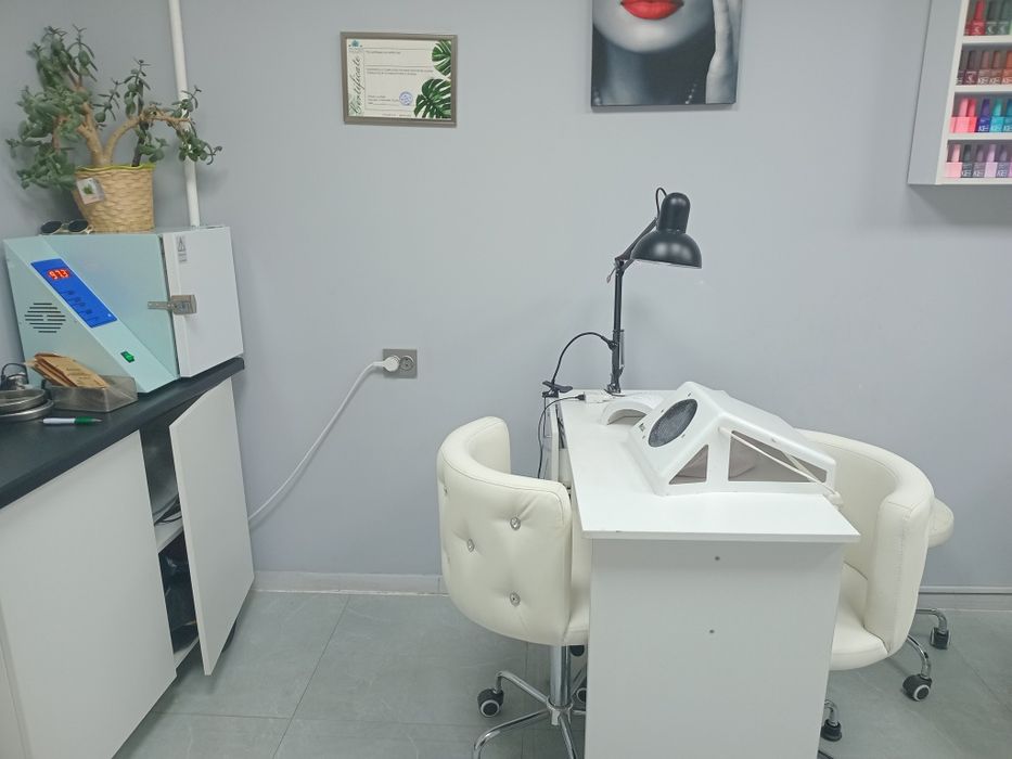 Сдаётся маникюрный стол и педикюр кресло