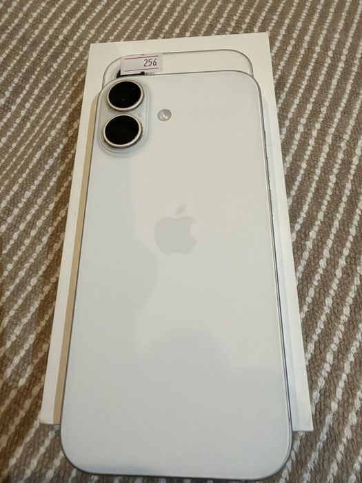 Продам Айфон 17 e-sim 256 silver