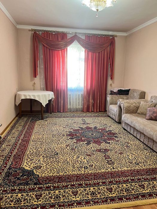 4 комнат, 8 этаж, 9 этажный дом. Площадь 200 квадратных метров.