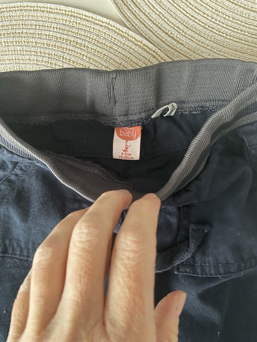 Set de haine pentru băiețel de 9–12 luni (74–80 cm), de la H&M, Koton Baby și Pusblu (include o bluză, pantaloni și un pulover călduros).