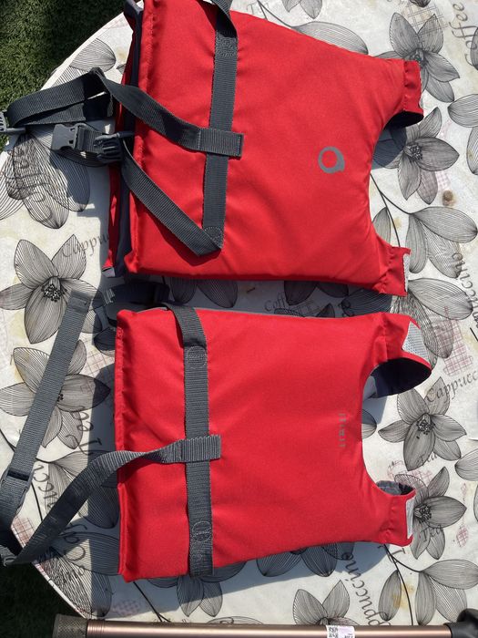 Vand doua veste de salvare pentru copii