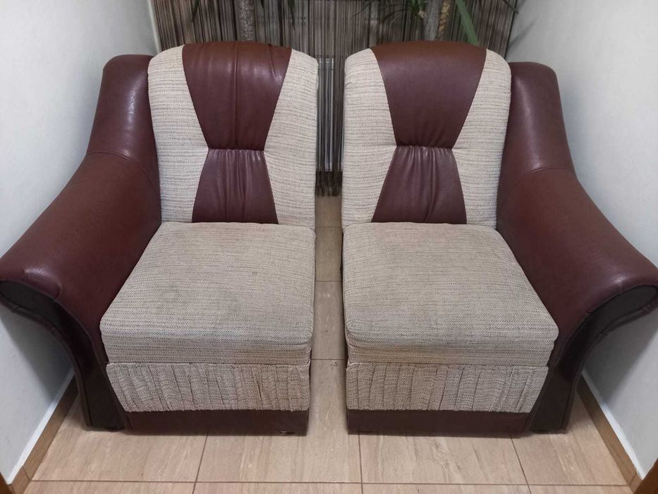 Vând 2 fotolii din lemn și material textil, românești
