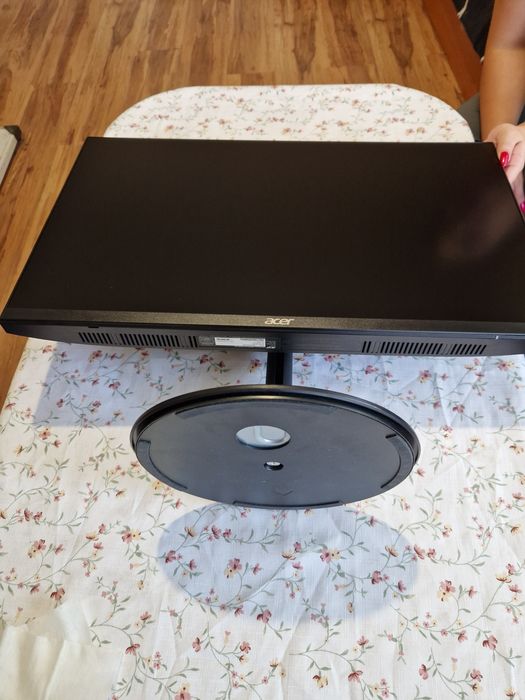 Продава се настолен гейминг компютър и подаръци