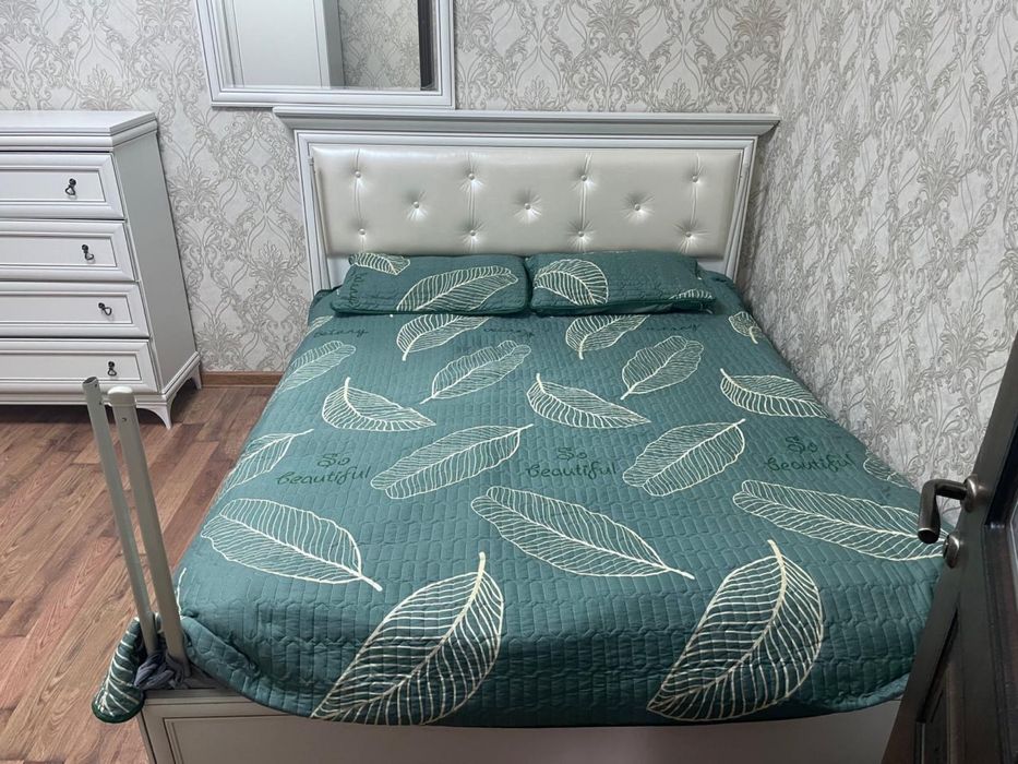 Спальный гарнитур с матрасом продается.