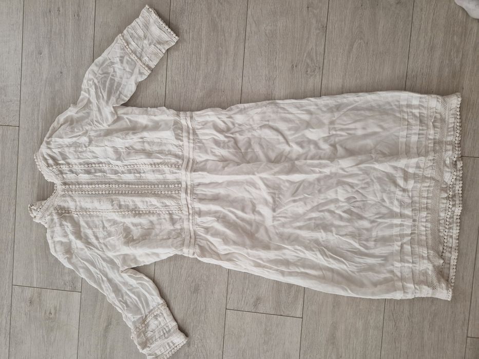 Rochie alba cu detalii