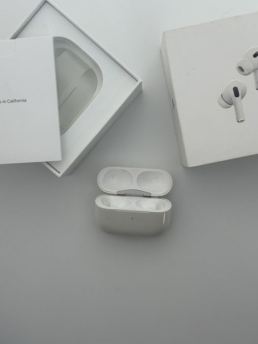 Продаю кейс для эйрподс про2