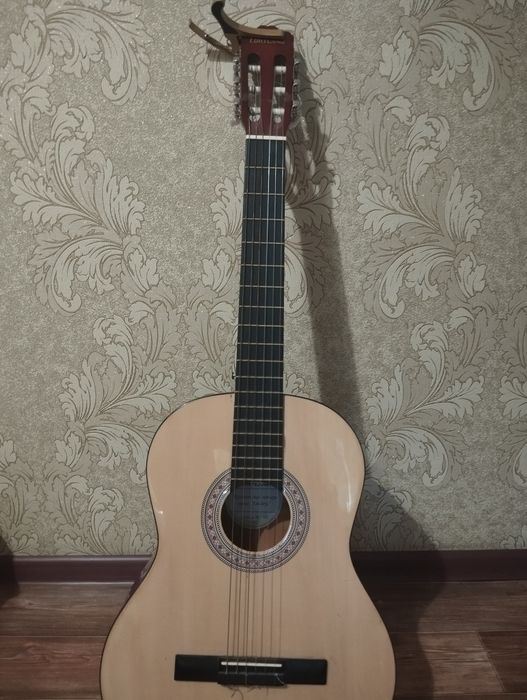 Продам гитару классический 25к