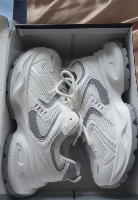 Продам новые кроссовки для девушки