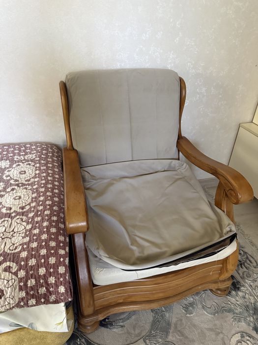 Продается мебель комплект, диван и 2 кресла из дерева