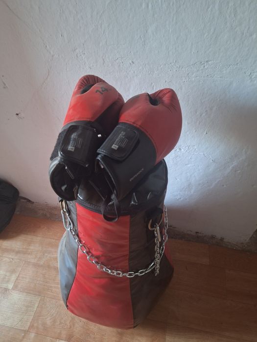 Боксова круша с ръкавици