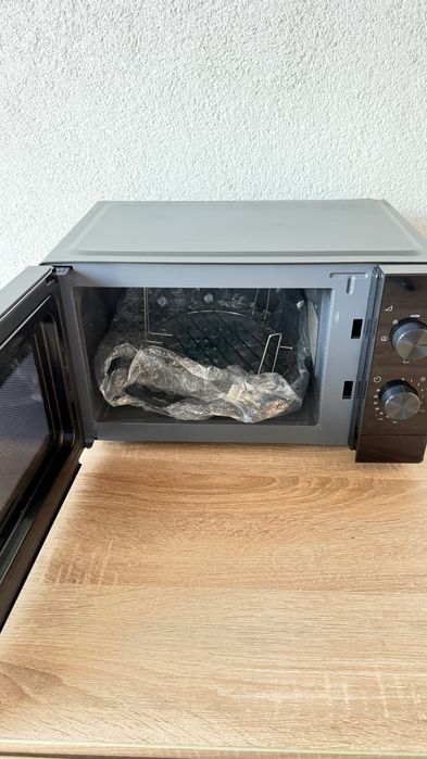 Cuptor cu microunde Electrolux EMZ421MMK, 20L, Grill – Nou, cu o mică îndoitură