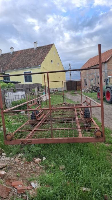 Vând remorcă pentru baloți sau schimb pe vaci