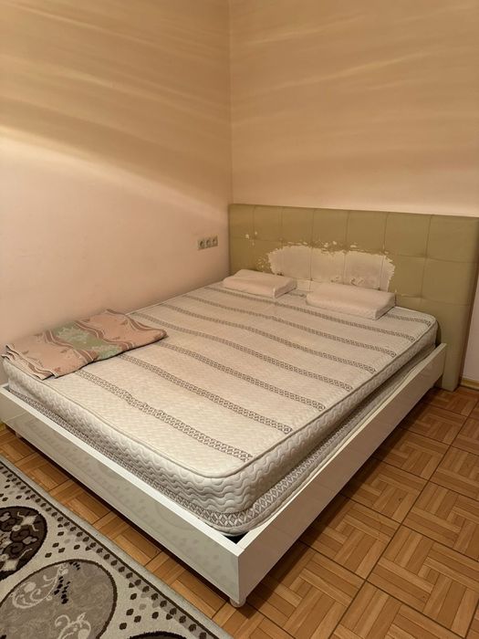 Кровать двухместная с матрасом и ковер