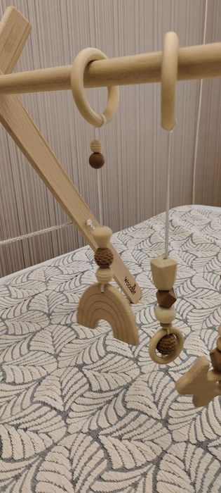 Детская стойка Монтессори из натурального бука с подвесными игрушками