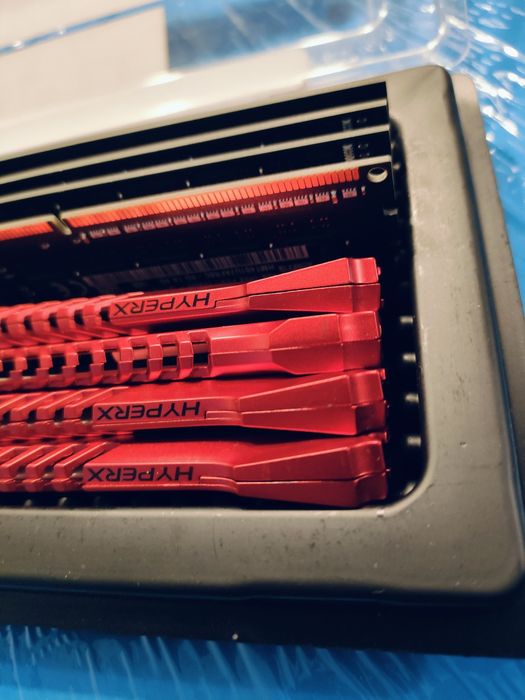 Set 4 x 4GB (16GB) Memorie  RAM SK Hynix PC3-14900E Server RAM DDR3 cu 4 x Heatsink HyperX Savage