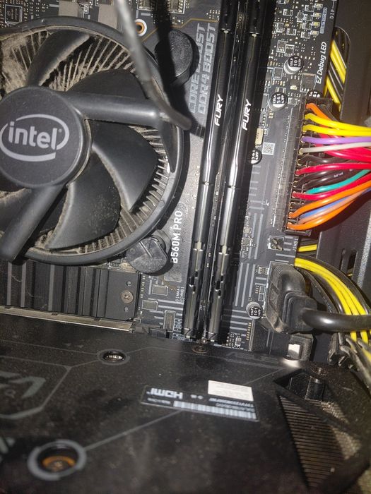продавам комплект платка msi b560m 16gb ram ddr4  i5 11400f