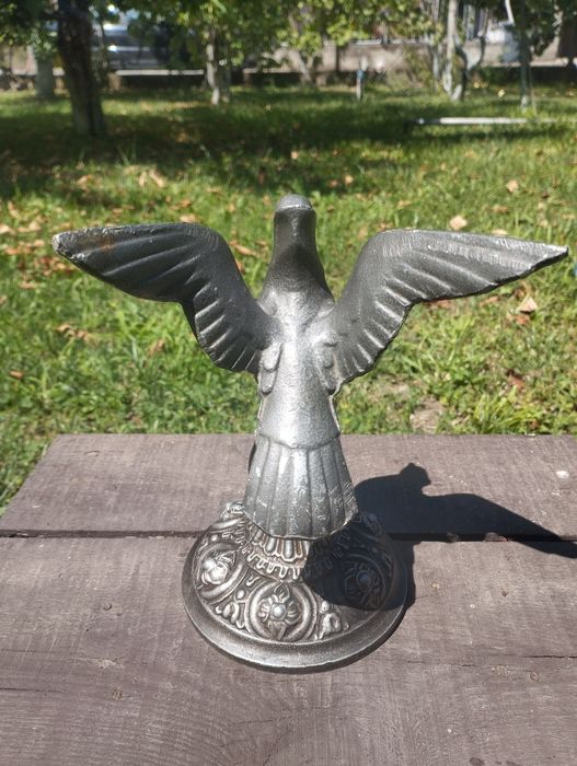 Метална статуетка птица