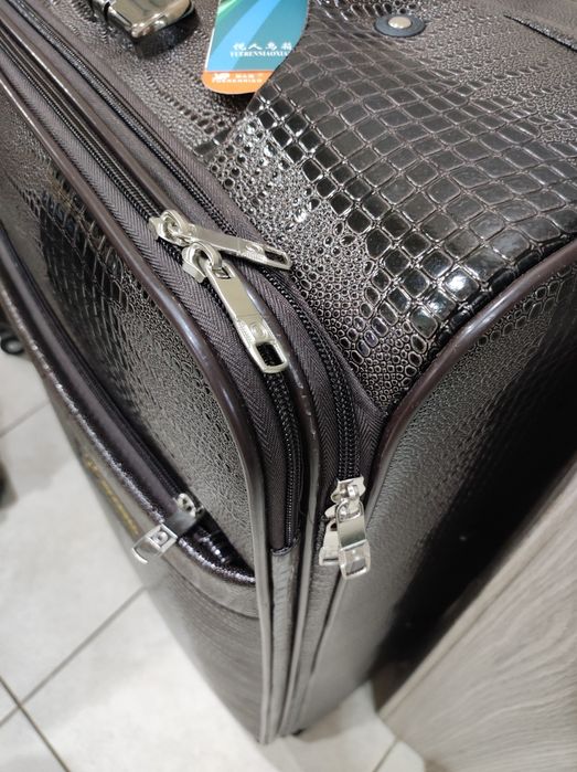 Продам чемоданы.