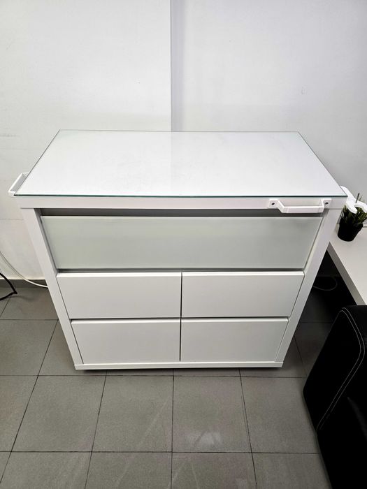 Професионален шкаф за педикюр / козметичен салон – удобен и стабилен