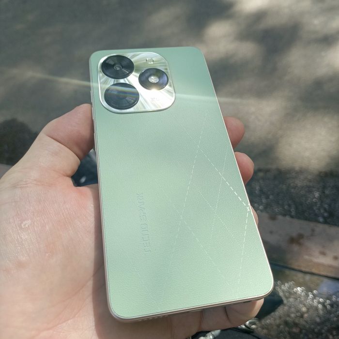 Продам красивый телефон Tecno Spark