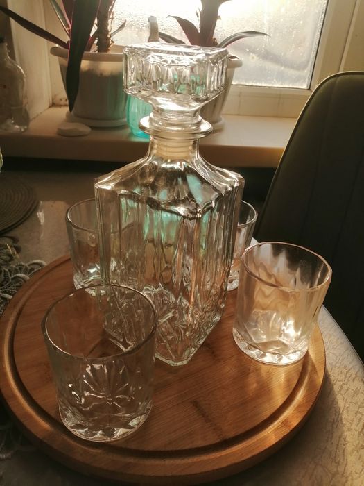 Графин и 4 бокала.