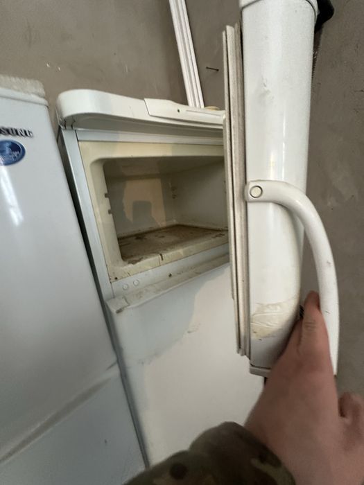 холодельник жасап тұрған 2еу