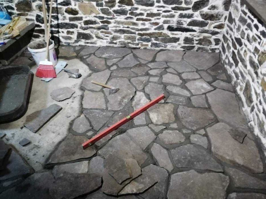 Каменна зидария на дувари фугиране с бяла и сива фуга