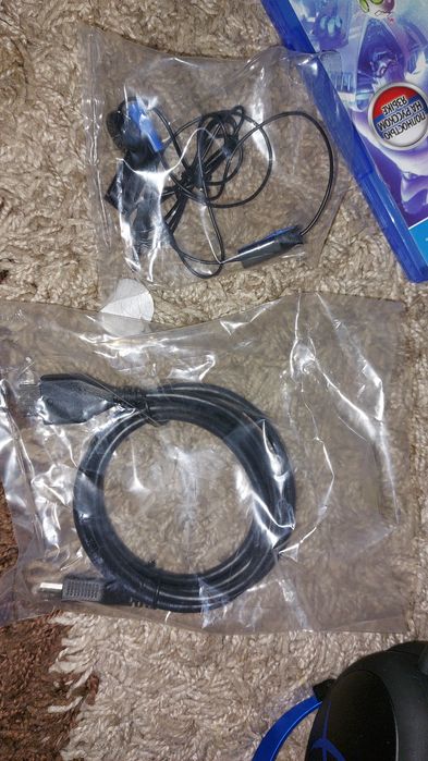 Ps4 + 2 джойстика + гарнитура+ 5 игр