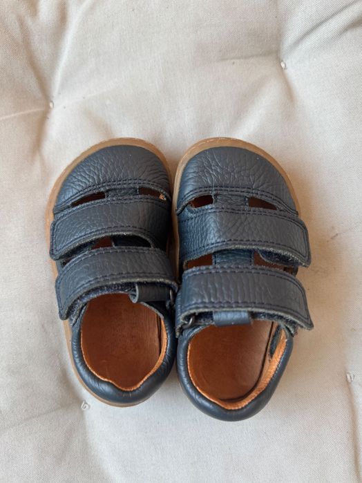 Продавам сандали за момче Frodo Barefoot 20р