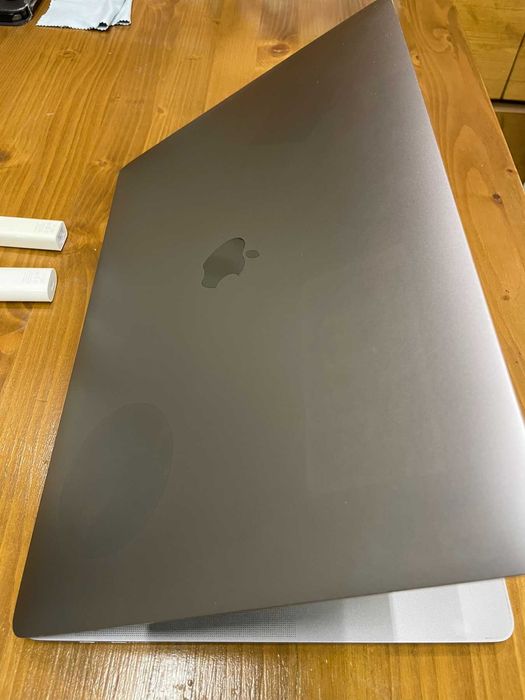 Macbook Pro Space Gray Model A1990 15.4'' 2018 i7 2.2GHz, 16GB, 250 SSD, touchbar