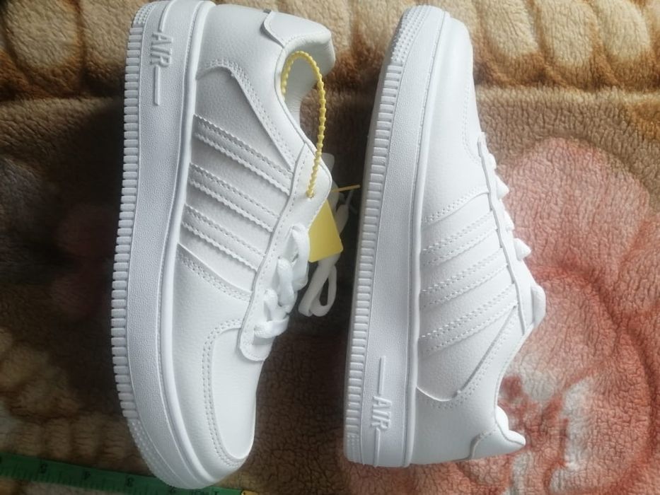 Продаю кроссовки женские